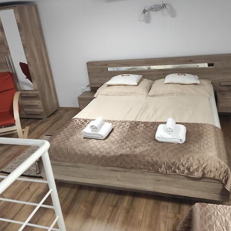 Kossuth Garden Apartment เดเบรตเซน ภายนอก รูปภาพ